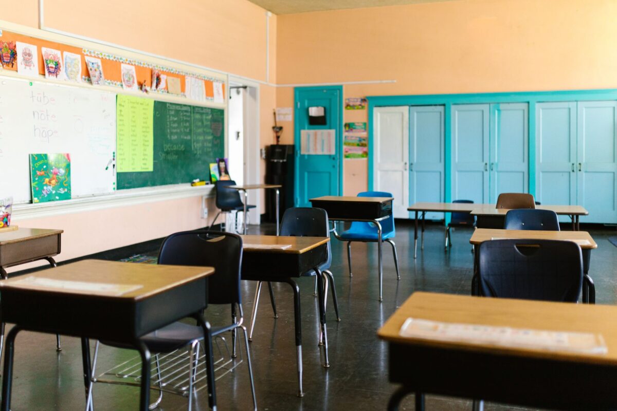 Budget 2027 de l&rsquo;école : classes, AESH, postes d&rsquo;enseignants, ce qui change pour les familles