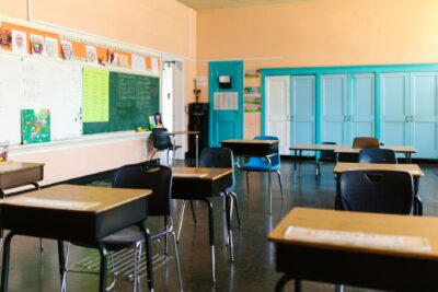 Budget 2027 de l&rsquo;école : classes, AESH, postes d&rsquo;enseignants, ce qui change pour les familles